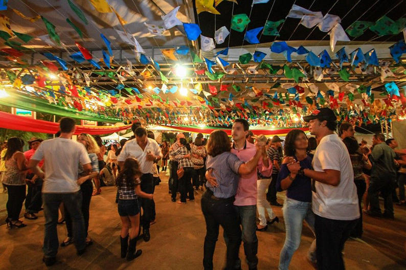 O Forró tem origem nos bailes populares que eram realizados no final do século XIX